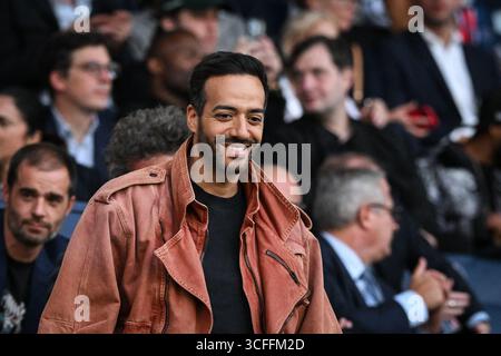 Paris, Frankreich. August 2025. Der französische Schauspieler Tarek Boudali nimmt am 22. August 2025 im Parc des Princes-Stadion in Paris beim französischen L1-Fußballspiel zwischen Paris Saint-Germain und Angers SCO Teil. Foto: Firas Abdullah/ABACAPRESS.COM Credit: Abaca Press/Alamy Live News Stockfoto