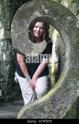 Lateinische Erwachsene Frauen spazieren durch die mexikanische magische Stadt Xilitla in San Luis Potos, die zwischen grüner Vegetation, Wasserfällen und Parkwegen liegt Stockfoto