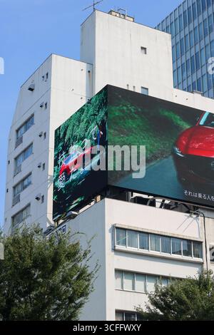 TOKIO, JAPAN - 21. August 2025: Eine Anzeige für Mazda-SUVs auf mehreren Bildschirmen in einem Gebäude in Tokio Omotesando. Stockfoto