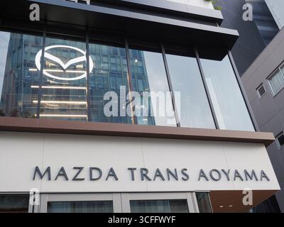 TOKIO, JAPAN - 21. August 2025: Ein Schild an der Vorderseite des Mazda Trans Aoyama, eines Mazda Showrooms und Cafés in Tokio. Stockfoto