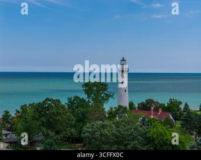 Windpunkt, Wi, USA. August 2025. Der Wind Point Lighthouse, ein 108 m hohes historisches Leuchtfeuer am Racine Harbor am Lake Michigan, steht seit 1880 mit restauriertem Ziegelwerk und einem reichen maritimen Erbe aus der Vogelperspektive. (Kreditbild: © Walter G. Arce Sr./ASP via ZUMA Press Wire) NUR REDAKTIONELLE VERWENDUNG! Nicht für kommerzielle ZWECKE! Stockfoto