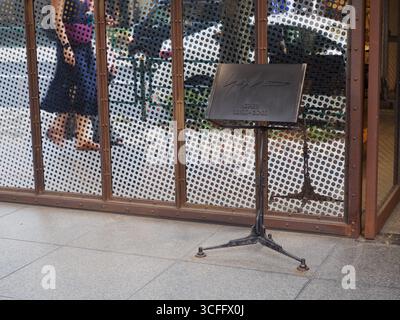 TOKIO, JAPAN - 21. August 2025: Detail der Vorderseite eines Yohji Yamamoto-Geschäfts in Tokio Omotesando. Stockfoto