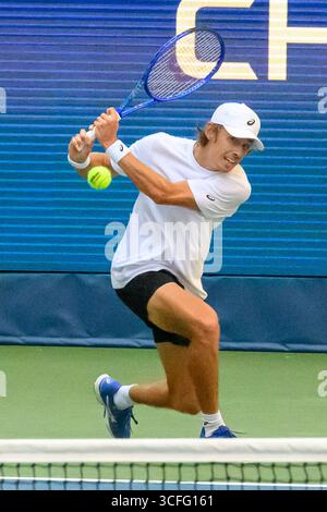 New York, USA. August 2025. Alex de Minaur aus Australien kehrt 2021 in einem Übungsspiel vor den US Open Tennis auf den russischen Champion Danil Medwedew zurück. Quelle: Enrique Shore/Alamy Live News Stockfoto