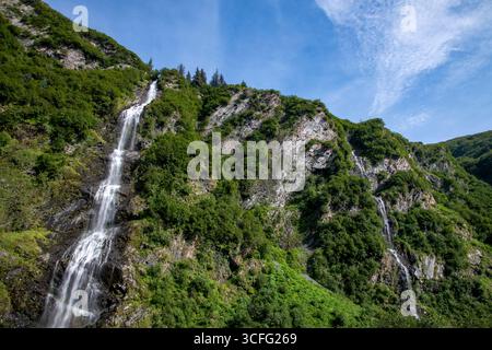 Valdez, Alaska. Bridal Veil Falls mit seinem doppelten Wasserfall. Das Hotel liegt im Keystone Canyon am Richardson Highway und verläuft hinunter zum Low Stockfoto