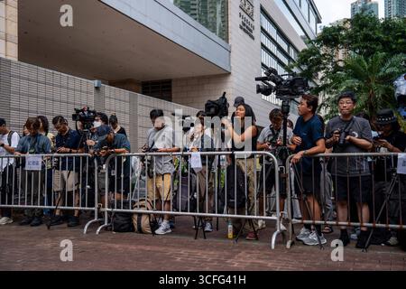 Verteidigt in Hongkong 47 Democrats Case Appeal Urteilungs- und Strafmedienberichterstatter innerhalb einer von der Polizei ausgewiesenen Pressezone vor den Gerichten der West Kowloon Magistrates am 14. Juli 2025 in Hongkong. Zwölf Aktivisten aus Hongkong, die in dem bahnbrechenden Fall der demokraten 47 verurteilt und verurteilt wurden, legten heute vor einem Gericht in Hongkong Berufung gegen ihre Verurteilungen und Gefängnisstrafen gegen Subversion ein. Sie wurden verhaftet und wegen Verschwörung zur Begehung von Subversion Anfang 2021 wegen Teilnahme an den Vorwahlen des pro-demokratischen Lagers angeklagt. Stockfoto