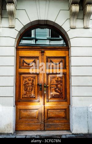 Kunstvolle Holztüren im Barockstil in Triest, Italien. Stockfoto