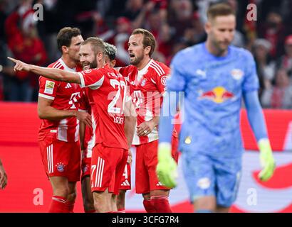 22. August 2025, Bayern, München: Fußball: Bundesliga, Bayern München - RB Leipzig, Spieltag 1 in der Allianz Arena. Leon Goretzka (l-r, Bayern München), Konrad Laimer (Bayern München), Luis Diaz (Bayern München) und Harry Kane (Bayern München) feiern das 4-0-Ziel. Foto: Sven Hoppe/dpa - WICHTIGER HINWEIS: Gemäß den Vorschriften der DFL Deutschen Fußball-Liga und des DFB Deutschen Fußball-Bundes ist es verboten, im Stadion und/oder im Spiel aufgenommene Fotografien in Form von sequenziellen Bildern und/oder videoähnlichen Fotoserien zu verwenden oder zu verwenden. Stockfoto