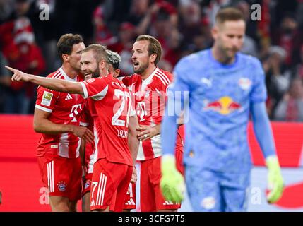 22. August 2025, Bayern, München: Fußball: Bundesliga, Bayern München - RB Leipzig, Spieltag 1 in der Allianz Arena. Leon Goretzka (l-r, Bayern München), Konrad Laimer (Bayern München), Luis Diaz (Bayern München) und Harry Kane (Bayern München) feiern das 4-0-Ziel. Foto: Sven Hoppe/dpa - WICHTIGER HINWEIS: Gemäß den Vorschriften der DFL Deutschen Fußball-Liga und des DFB Deutschen Fußball-Bundes ist es verboten, im Stadion und/oder im Spiel aufgenommene Fotografien in Form von sequenziellen Bildern und/oder videoähnlichen Fotoserien zu verwenden oder zu verwenden. Stockfoto