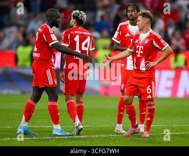 22. August 2025, Bayern, München: Fußball: Bundesliga, Bayern München - RB Leipzig, Spieltag 1 in der Allianz Arena. Dayot Upamecano (l-r, Bayern München), Luis Diaz (Bayern München), Jonah Kusi-Asare (Bayern München) und Joshua Kimmich (Bayern München) stehen nach dem Spiel auf dem Spielfeld. Foto: Sven Hoppe/dpa - WICHTIGER HINWEIS: Gemäß den Vorschriften der DFL Deutschen Fußball-Liga und des DFB Deutschen Fußball-Bundes ist es verboten, im Stadion und/oder im Spiel aufgenommene Fotografien in Form von sequenziellen Bildern und/oder videoähnlichen Fotoserien zu verwenden oder zu verwenden. Stockfoto