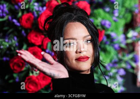 (DATEI) Rihannas Clara Lionel Foundation setzt auf die karibische Kunst mit der New Mellon Foundation Partnership. MANHATTAN, NEW YORK CITY, NEW YORK, USA - 12. SEPTEMBER: Die barbadische Sängerin, Schauspielerin, Geschäftsfrau und humanitäre Rihanna (Robyn Rihanna Fenty) in einem Givenchy-Kleid kommt am 12. September 2019 zu Rihannas fünfter jährlicher Diamond Ball zugunsten der Clara Lionel Foundation, die am 12. September in Manhattan, New York City, USA, stattfand. (Foto: Xavier Collin/Image Press Agency) Stockfoto