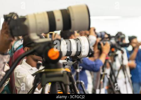 Nahaufnahme von Journalisten, die ein Bild sprechen Stockfoto