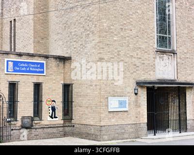 Katholische Kirche unserer Lieben Frau von Walsingham, Corby, England. Stockfoto
