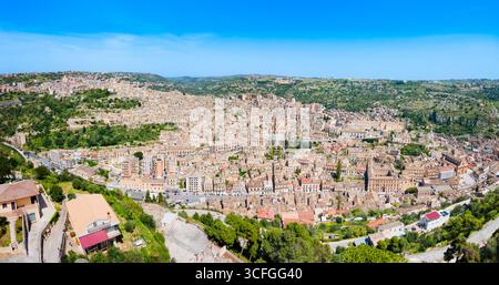 Panoramablick von Modica aus der Vogelperspektive. Modica ist eine Stadt im Süden Siziliens. Stockfoto