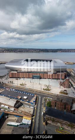 Aus der Vogelperspektive auf das Hill Dickinson Stadium, das neue Heimstadion des Everton FC im Bramley-Moore Dock an der Hafenpromenade von Liverpool, Merseyside, Großbritannien Stockfoto