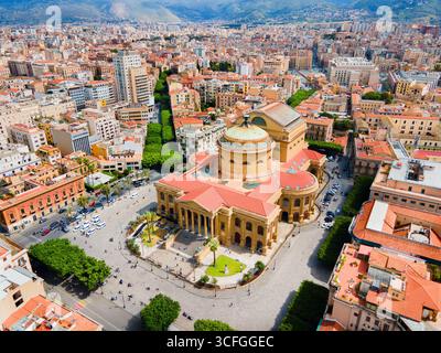 Das Teatro Massimo Vittorio Emanuele Theater mit Panoramablick aus der Vogelperspektive ist ein Opernhaus auf der Piazza Verdi in Palermo. Palermo ist die Hauptstadt Stockfoto