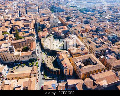 Das römische Theater von Catania oder das Teatro Romano di Catania aus der Vogelperspektive. Catania ist die zweitgrößte Stadt Siziliens. Stockfoto