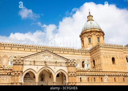 Blick auf die Kathedrale von Palermo oder die Fassade des Duomo in Palermo. Palermo ist die Hauptstadt der Insel Sizilien in Italien. Stockfoto