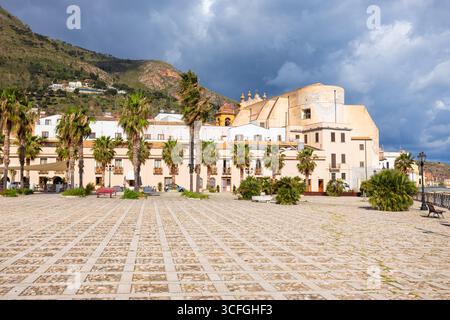 Chiesa di Santa Maria am Piazza Petrolo in Castellammare del Golfo. Castellammare del Golfo ist eine Stadt in der Provinz Trapani in Sicil Stockfoto