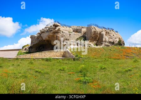 Rocca di Cerere oder Ceres Rock in der Nähe der Lombardei Castle oder Castello di Lombardia in Enna. Enna ist eine Stadt auf der Insel Sizilien. Stockfoto