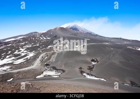 Der Ätna oder Ätna Vulkan ist ein Stratovulkan in der Nähe von Catania. Catania ist die zweitgrößte Stadt Siziliens. Stockfoto