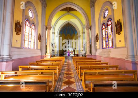 Messina, Italien - 29. März 2023: Pfarrkirche von Santa Maria Montalto im Inneren, eine katholische Kirche in Messina, auf der Insel Sizilien Stockfoto