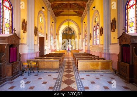 Messina, Italien - 29. März 2023: Pfarrkirche von Santa Maria Montalto im Inneren, eine katholische Kirche in Messina, auf der Insel Sizilien Stockfoto