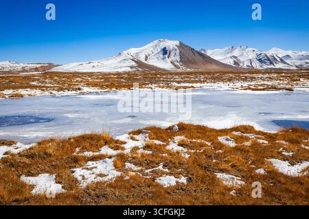 Pamir-Berge in der Nähe des Karakul-Sees in der Region Murghab in Tadschikistan. Murghab oder Murghob oder Murgab liegt am Pamir Highway. Stockfoto