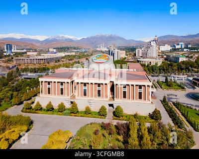 Duschanbe, Tadschikistan - 20. Oktober 2022: Das Nationalmuseum von Tadschikistan aus der Luft. Es ist ein Museum in Duschanbe, der Hauptstadt von Taji Stockfoto