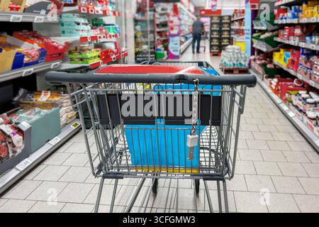 Bayern, Deutschland - 22. August 2025: Ein Einkaufswagen steht in einem Gang eines Lebensmittelmarktes. Symbolische Fotoeinkäufe, Preissteigerungen und Inflation im Lebensmitteleinzelhandel, digital aufgewertet *** ein Einkaufswagen steht in einer Gang von einem Lebensmittel Supermarkt. Symbolfoto Einkaufen, Preissteigerungen und Inflation im Lebensmitteleinzelhandel, digital nachbearbeitet Stockfoto