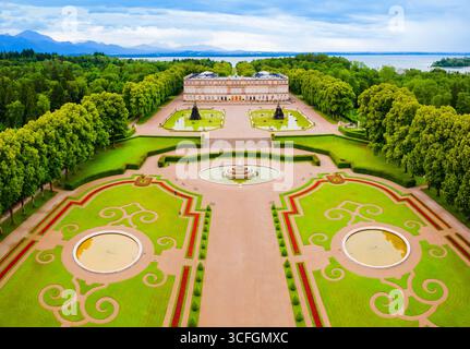 Herrenchiemsee Palace Luftpanorama, es ist ein Komplex von königlichen Gebäuden auf Herreninsel, die größte Insel im Chiemsee, im südlichen B Stockfoto