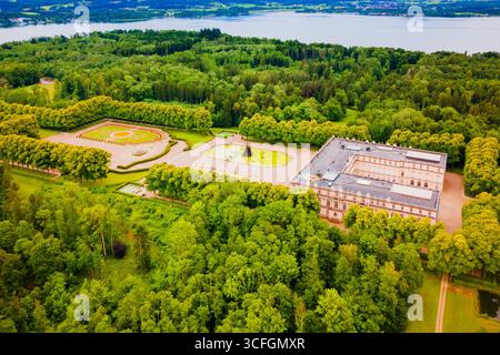 Herrenchiemsee Palace Luftpanorama, es ist ein Komplex von königlichen Gebäuden auf Herreninsel, die größte Insel im Chiemsee, im südlichen B Stockfoto