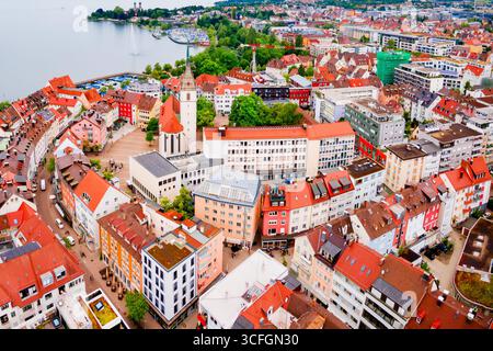 Friedrichshafen Luftpanorama. Friedrichshafen ist eine Stadt am Ufer des Bodensees in Bayern. Stockfoto