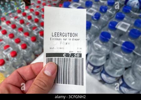 Bayern, Deutschland - 22. August 2025: Nach der Rückgabe der Rückgabeflaschen an den Supermarkt wird eine Kautionsbescheinigung für â7.50 gedruckt. Symbol für Recycling, Erstattungen und ein nachhaltiges Pfandsystem im Einzelhandel. *** Ein Leergutbon über 7,50 Euro wird nach der Rückgabe von Pfandflaschen im Supermarkt ausgedruckt. Symbol für Recycling, Rückerstattung und nachhaltiges Pfandsystem im Handel. Stockfoto