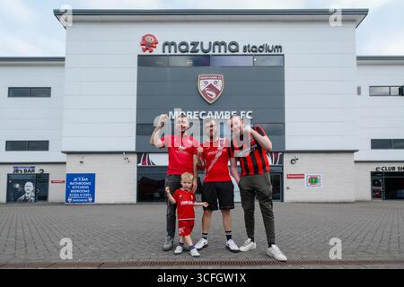 Fans vor dem Mazuma Mobile Stadium vor dem Spiel der Enterprise National League zwischen Morecambe und Altrincham. Bilddatum: Samstag, 23. August 2025. Stockfoto