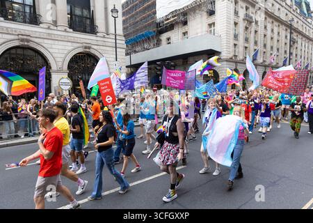 Revellers nehmen an der jährlichen Pride in London Parade im Zentrum von London Teil, die Londons Vielfalt und LGBTQ+ Community feiert. Stockfoto