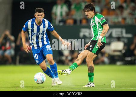 Sevilla, Espagne. August 2025. Carles ALENA von Deportivo Alaves und Hector BELLERIN von Real Betis Balompie während der spanischen Meisterschaft La Liga Fußball Spiel zwischen Real Betis und Deportivo Alaves am 22. August 2025 im Estadio La Cartuja in Sevilla, Spanien - Foto Matthieu Mirville (Rafael Roman)/DPPI Credit: DPPI Media/Alamy Live News Stockfoto