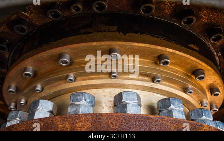 Große Schraubverbindung. Basis für die Befestigung eines Azimutstrahlruders an einem Schiff. Schrauben und Muttern sind mit dem Gehäuse verschraubt. Stockfoto