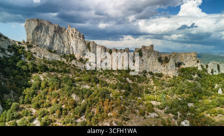 Luftaufnahme der mittelalterlichen Katharerburg von Peyrepertuse, Südfrankreich Stockfoto