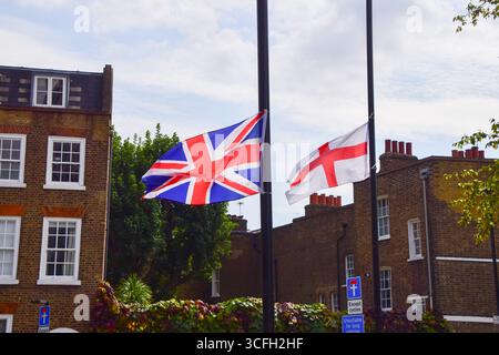 London, Großbritannien. August 2025. Eine englische Flagge mit dem St. George's Cross und ein Union Jack sind an Lampenpfosten in Clerkenwell gebunden. Englische Flaggen und Union Jacks werden zunehmend von Menschen im Rahmen einer "patriotischen" Kampagne an Straßenlaternen in ganz England angebracht, doch viele hinterfragen die Motive, da inmitten der aktuellen Protestwelle gegen die Unterbringung von Migranten und Asylbewerbern in Hotels Flaggen auftauchten. Quelle: Vuk Valcic/Alamy Stockfoto