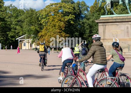 Oslo, Norwegen, Fahrradtour in Gruppe durch das Gelände des Königspalastes von Oslo im Stadtzentrum von Slottsplassen von Oslo Stockfoto