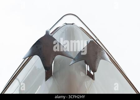 Der Bug der Yacht mit zwei Ankern, Ansicht von unten auf weißem Hintergrund, Nahaufnahme. Stockfoto