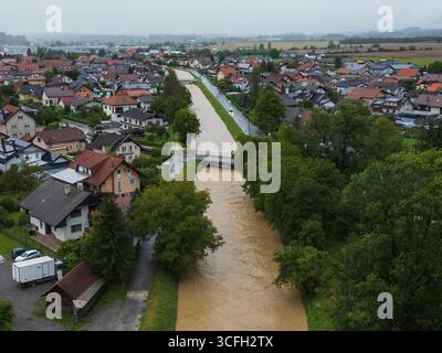 Starke Regenfälle führen dazu, dass der Fluss überläuft und in den frühen Morgenstunden Häuser und Straßen in der Nähe überflutet werden. Stockfoto