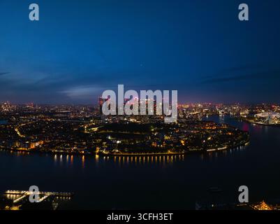 Atemberaubender Blick auf die Skyline von London nach Sonnenuntergang mit den leuchtenden Lichtern und den berühmten Gebäuden auf der anderen Seite des Flusses. Stockfoto