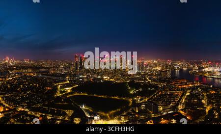 Ein atemberaubender Blick auf die beleuchtete Skyline Londons bei Nacht, die die pulsierende Stadt und ihre berühmten Gebäude entlang des Flusses hervorhebt. Stockfoto
