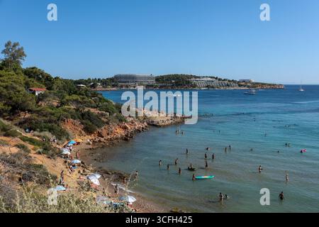 Ein Weitwinkelblick auf den Strand von Paragkes in Vouliagmeni, Athen, Griechenland. Stockfoto