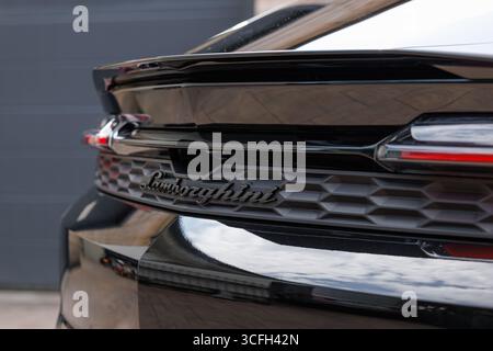 Slowenien, Ljubljana – 20. Juni 2025: Schwarzer Lamborghini Urus SE Supersportwagen Stockfoto