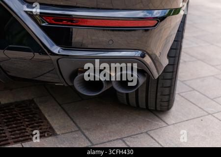 Slowenien, Ljubljana – 20. Juni 2025: Schwarzer Lamborghini Urus SE Supersportwagen Stockfoto