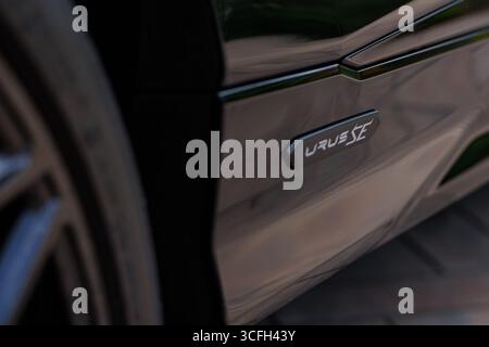 Slowenien, Ljubljana – 20. Juni 2025: Schwarzer Lamborghini Urus SE Supersportwagen Stockfoto