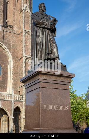 Delft, Niederlande - 3. Juli 2018: Denkmal für Hugo Grotius, niederländischer Anwalt und Staatsmann. Er legte die Grundlagen des Völkerrechts. Stockfoto