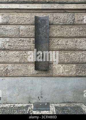Jan Palach Memorial CZ, Tschechien, Prag, 25.06.2025 Denkmal mit Bronzeguss und Totenmaske von Jan Palach von Olbram Zoubek an der Fassade Philosophische Fakultaet in Prag Tschechien . Der tschechoslowakische Student, Jan Palach 11. August 1948 19. Januar 1969 in Prag hat sich aus Protest gegen die Niederschlagung vom Prager Fruehling Frühling und gegen die Vorherrschaft der Sowjetunion selbst verbrannt en: Denkmal mit Bronzeguss und Totenmaske von Jan Palach von Olbram Zoubek an der Fassade der Philosophischen Fakultät in Prag Tschechien. Der tschechoslowakische Student Stockfoto